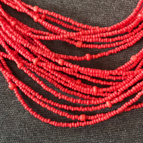 Small Glass red beaded tiered necklace - Picture 2 of 2